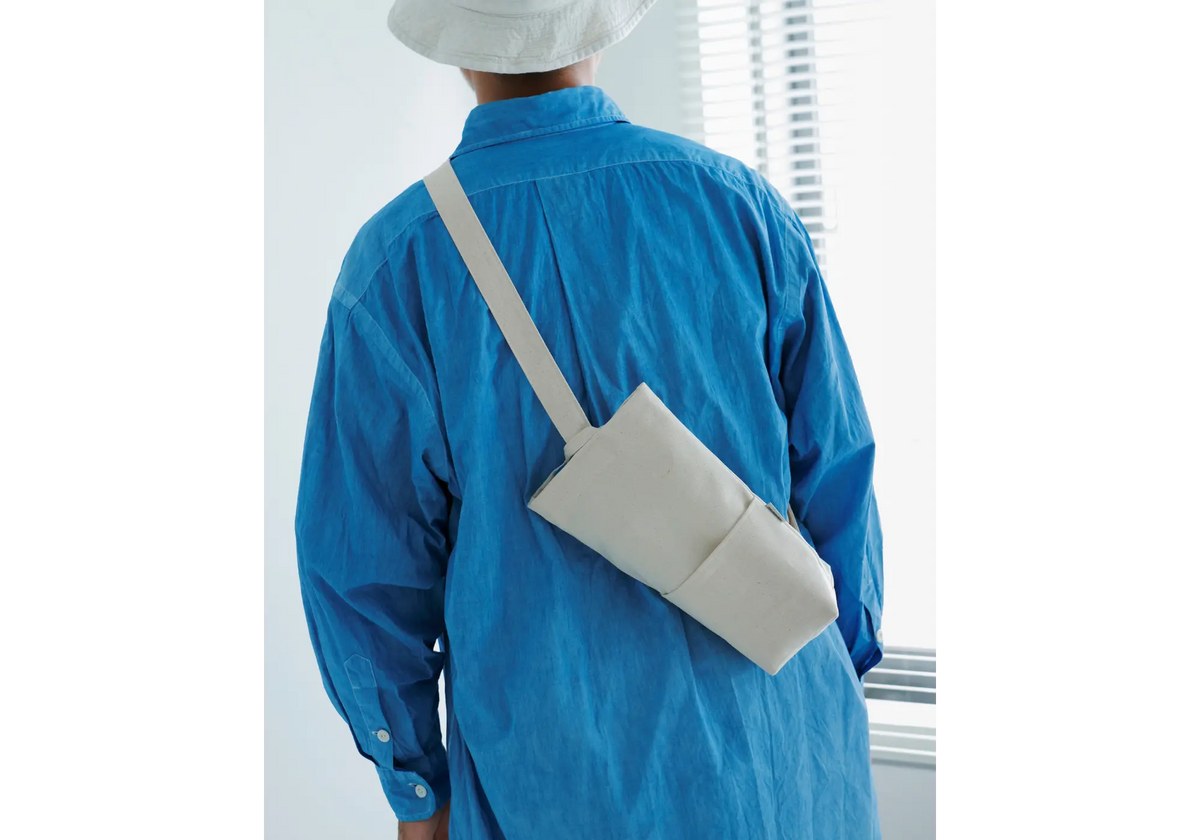 ナチュラル(オフホワイト)の3WAYボトルスリングバッグを斜め掛けした着用イメージ