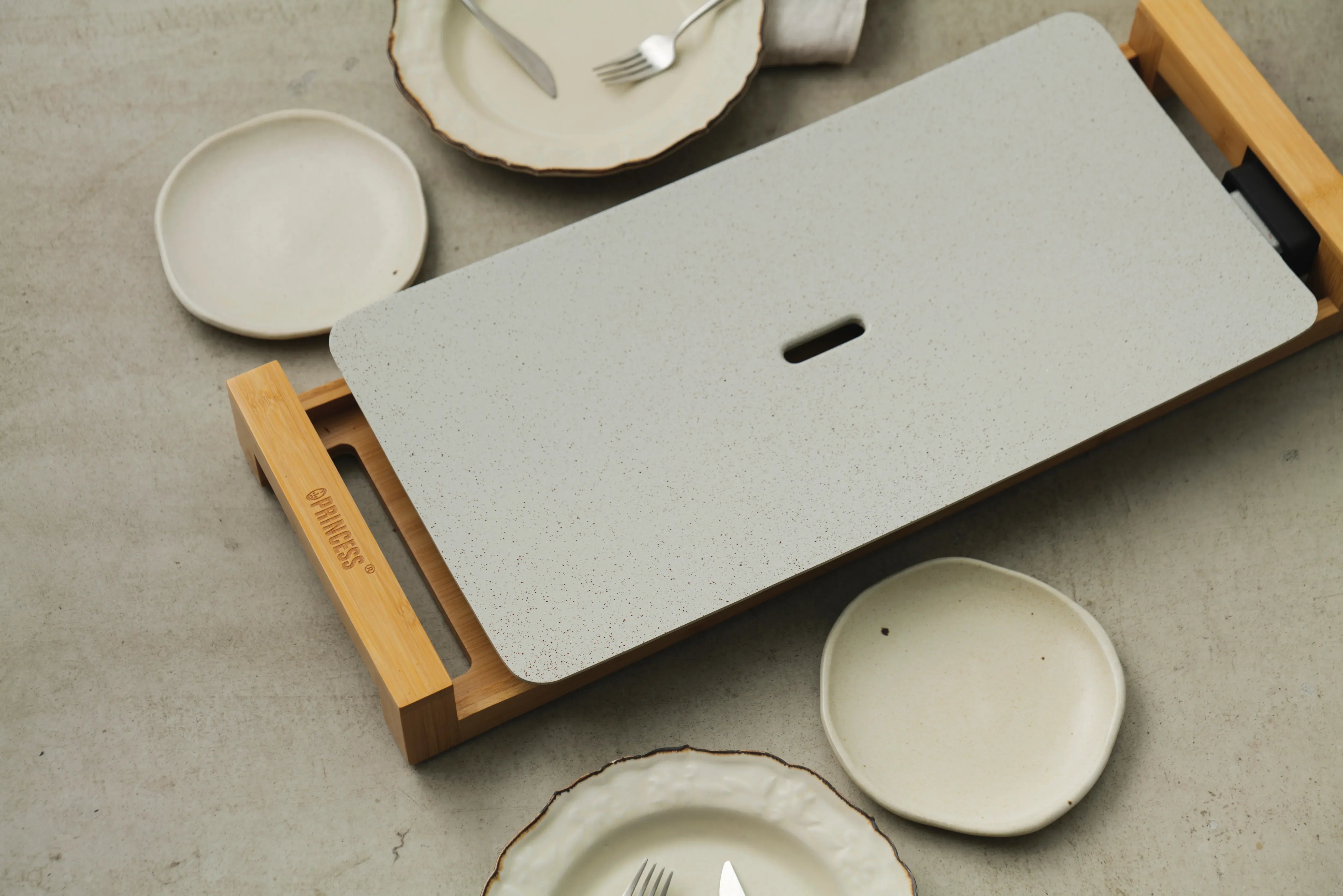 美味しい焼肉とお好み焼きならPRINCESSのホットプレート、テーブルグリル。本来の美味しさを引き出す遠赤外線効果のホットプレートでカラーはストーンベージュ