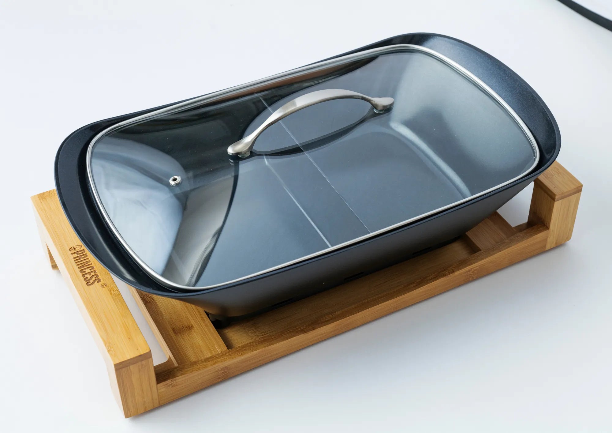 セラミックコーティングの遠赤外線効果が特長のPRINCESS二色鍋セパレートポットです。2色のお鍋やお料理を楽しめます。