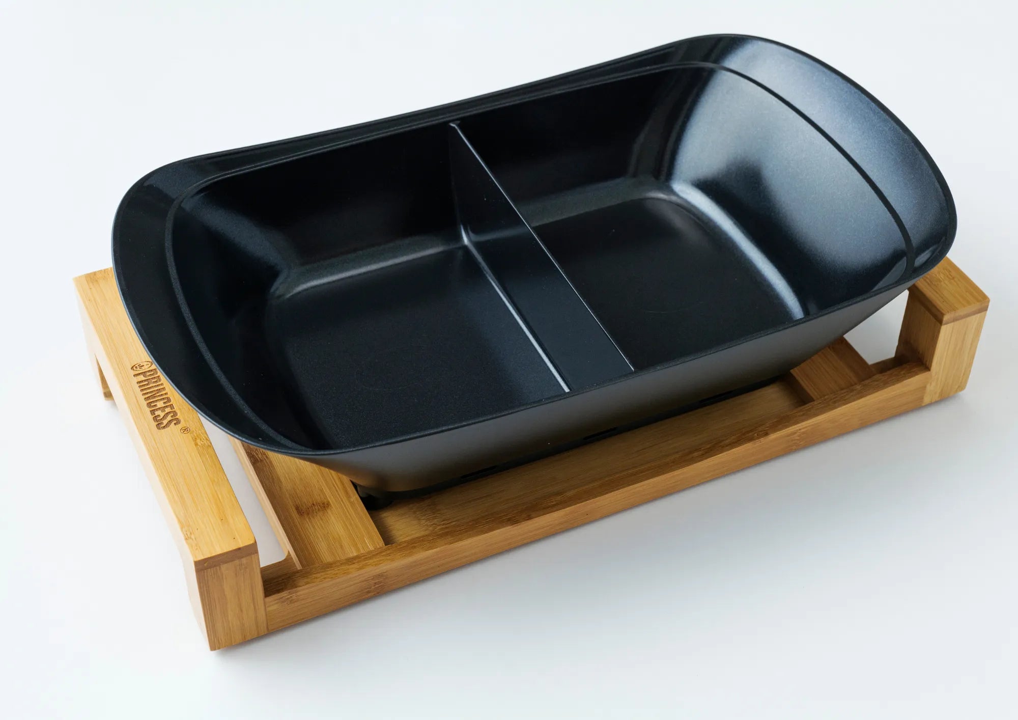 セラミックコーティングの遠赤外線効果が特長のPRINCESS二色鍋セパレートポットです。2色のお鍋やお料理を楽しめます。