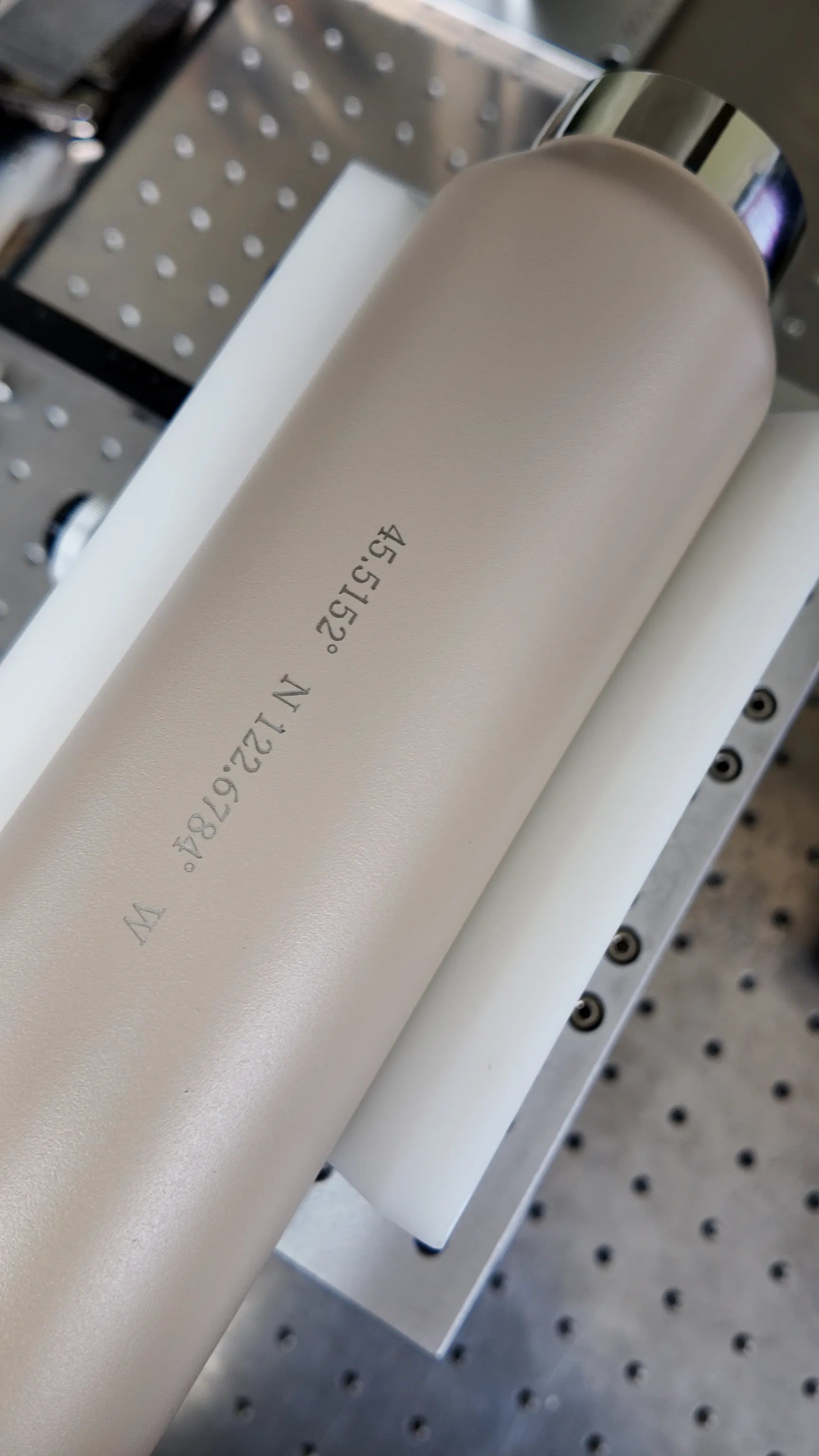 水筒の刻印サービス始まりました。贈りものに「大切な言葉」を入れて送りませんか。カップルでペア、母の日、父の日、記念日、お誕生日ギフトに名入れして水筒をプレゼントできます。