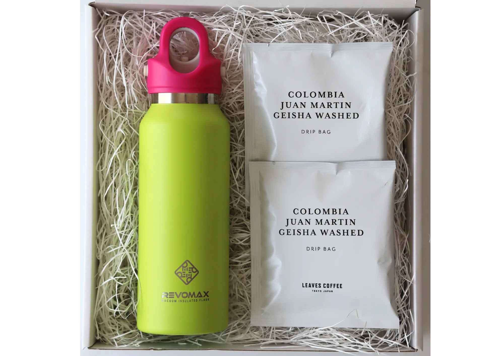 GIFT BOXとともに贈る特別なSET
自分へのご褒美や、大切な方への贈り物に。
「LEAVES COFFEE」のDaily Lineで、贅沢なコーヒータイムを演出。REVOMAXのボトルをセットにすれば、毎日のコーヒータイムがエコで快適に。