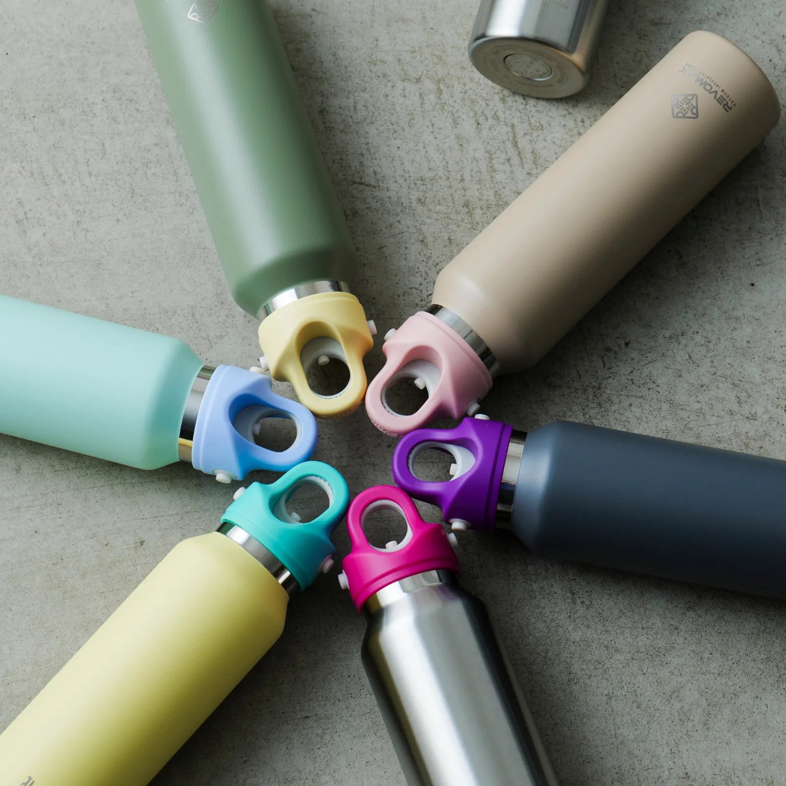 アメリカ、ポートランド発REVOMAX。水筒本体とキャップのカスタマイズBYYOUが人気。最大の特長はワンプッシュ開閉可能で炭酸・ホット・アイス可で万能な水筒です。