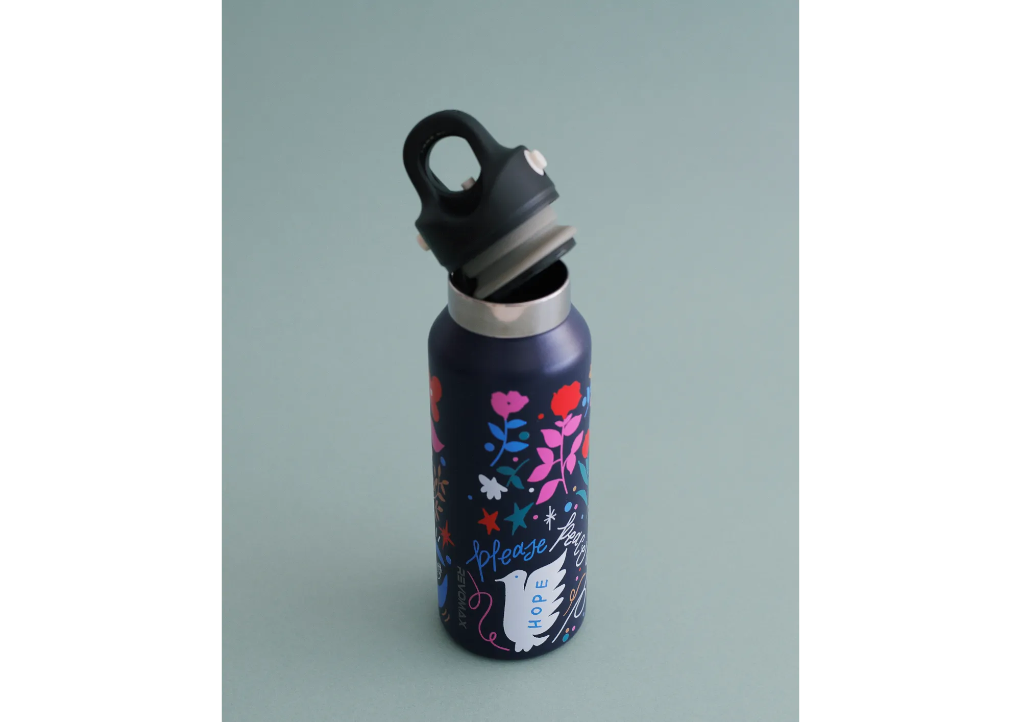 SHOGO SEKINE氏とコラボレーション水筒発売。REVOMAXのために描き下ろしてくださったデザインをあしらった限定コラボ水筒。全5色展開。春の新色ペールカラーも仲間入り!