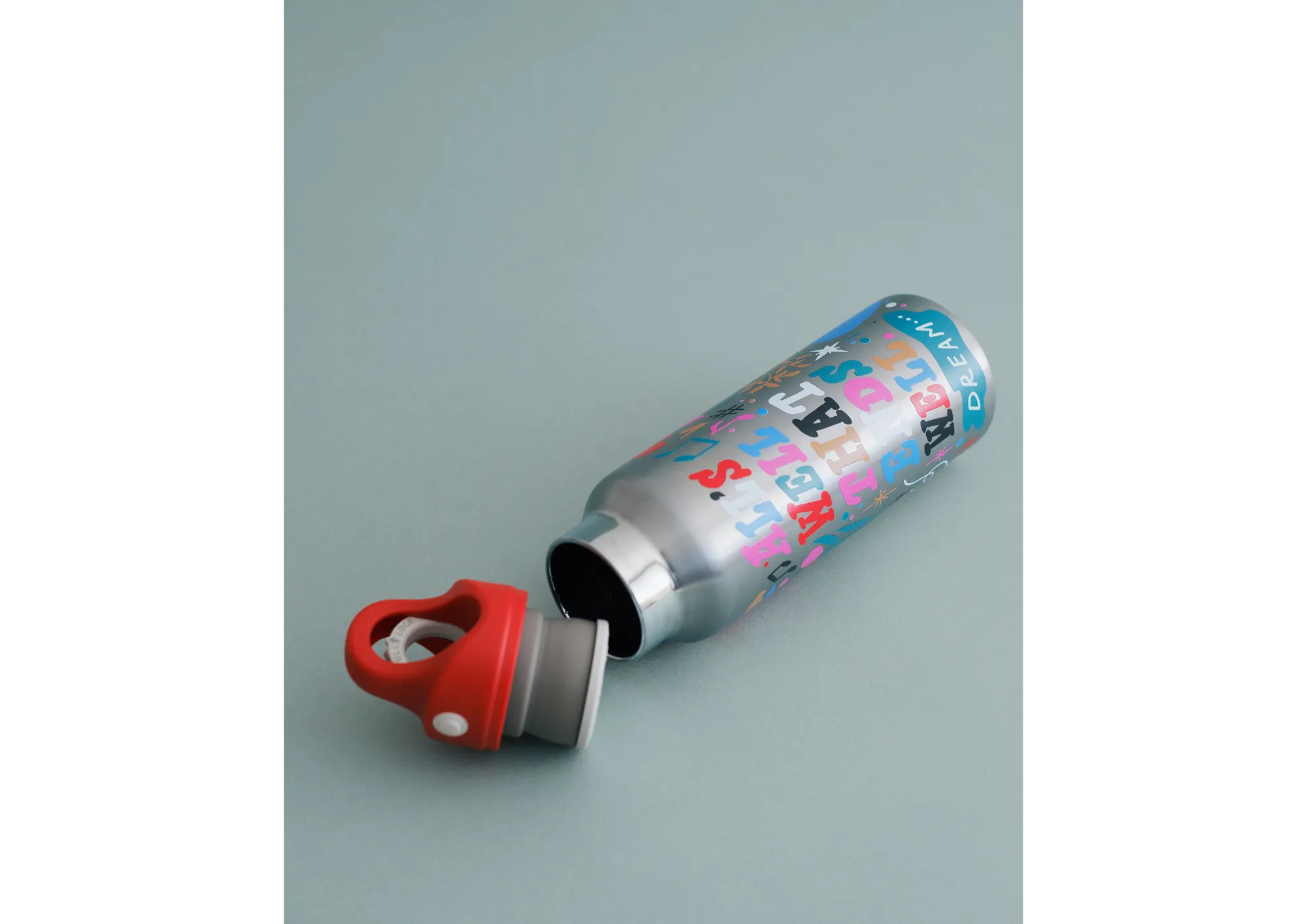 SHOGO SEKINE氏とコラボレーション水筒発売。REVOMAXのために描き下ろしてくださったデザインをあしらった限定コラボ水筒。全5色展開。春の新色ペールカラーも仲間入り!