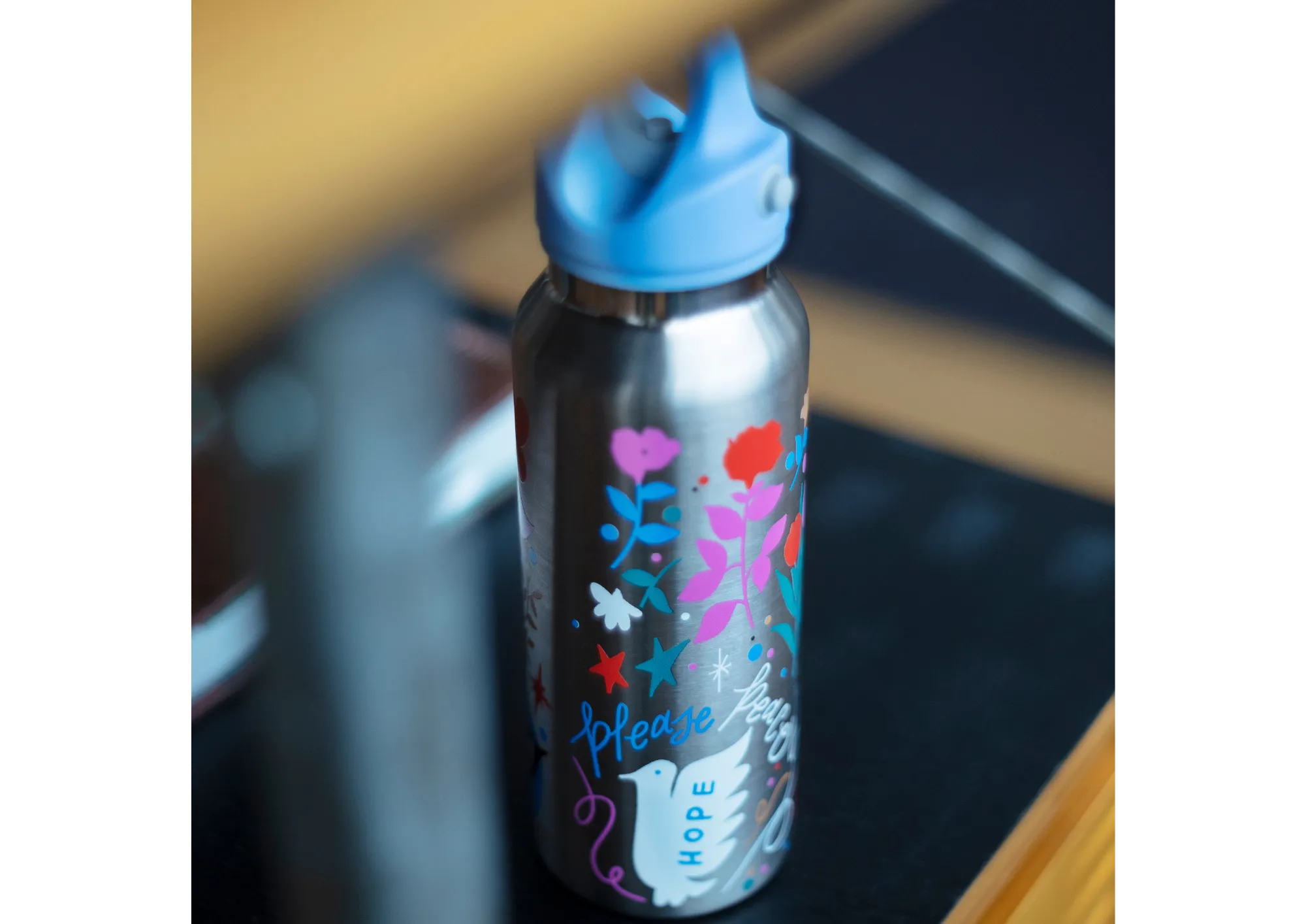 イラストレーターSHOGO SEKINE氏とコラボレーション水筒発売。REVOMAXのために描き下ろしてくださったデザインをあしらった限定コラボ水筒。全5色展開。春の新色ペールカラーも仲間入り!