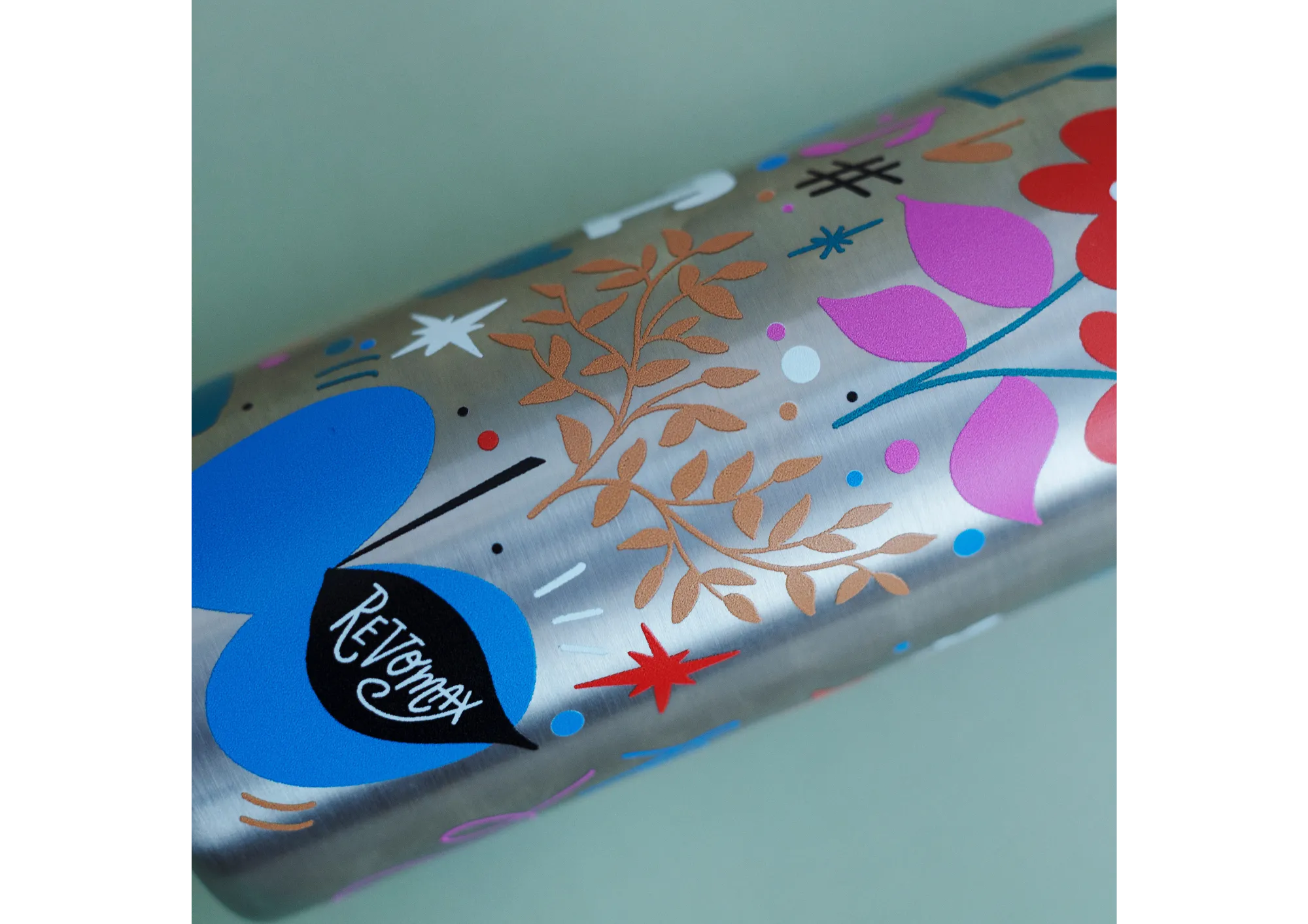 SHOGO SEKINE氏とコラボレーション水筒発売。REVOMAXのために描き下ろしてくださったデザインをあしらった限定コラボ水筒。全5色展開。春の新色ペールカラーも仲間入り!