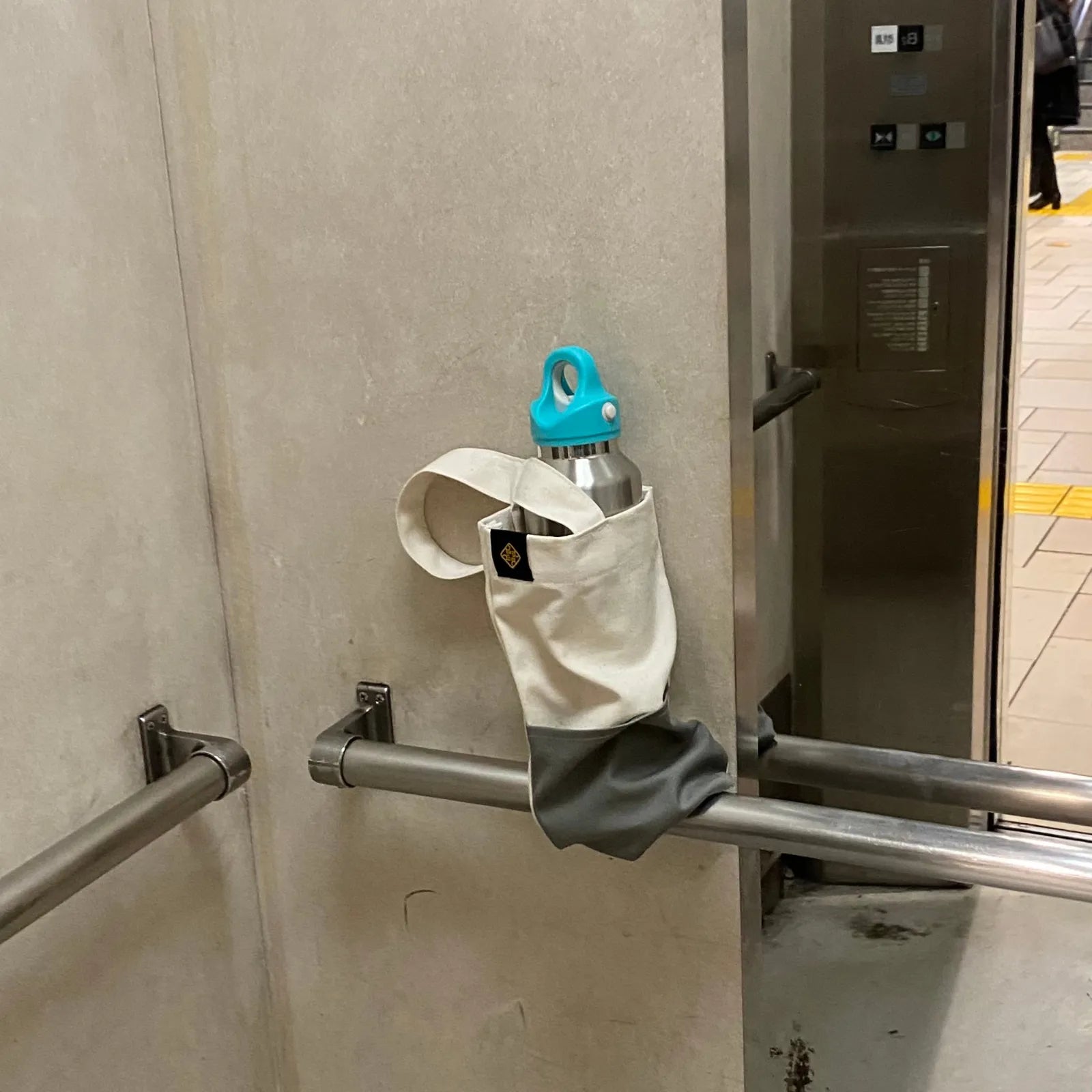 アメリカ、ポートランド発REVOMAX。水筒本体とキャップのカスタマイズBYYOUが人気。最大の特長はワンプッシュ開閉可能で炭酸・ホット・アイス可で万能な水筒です。ギフト、プレゼントにも