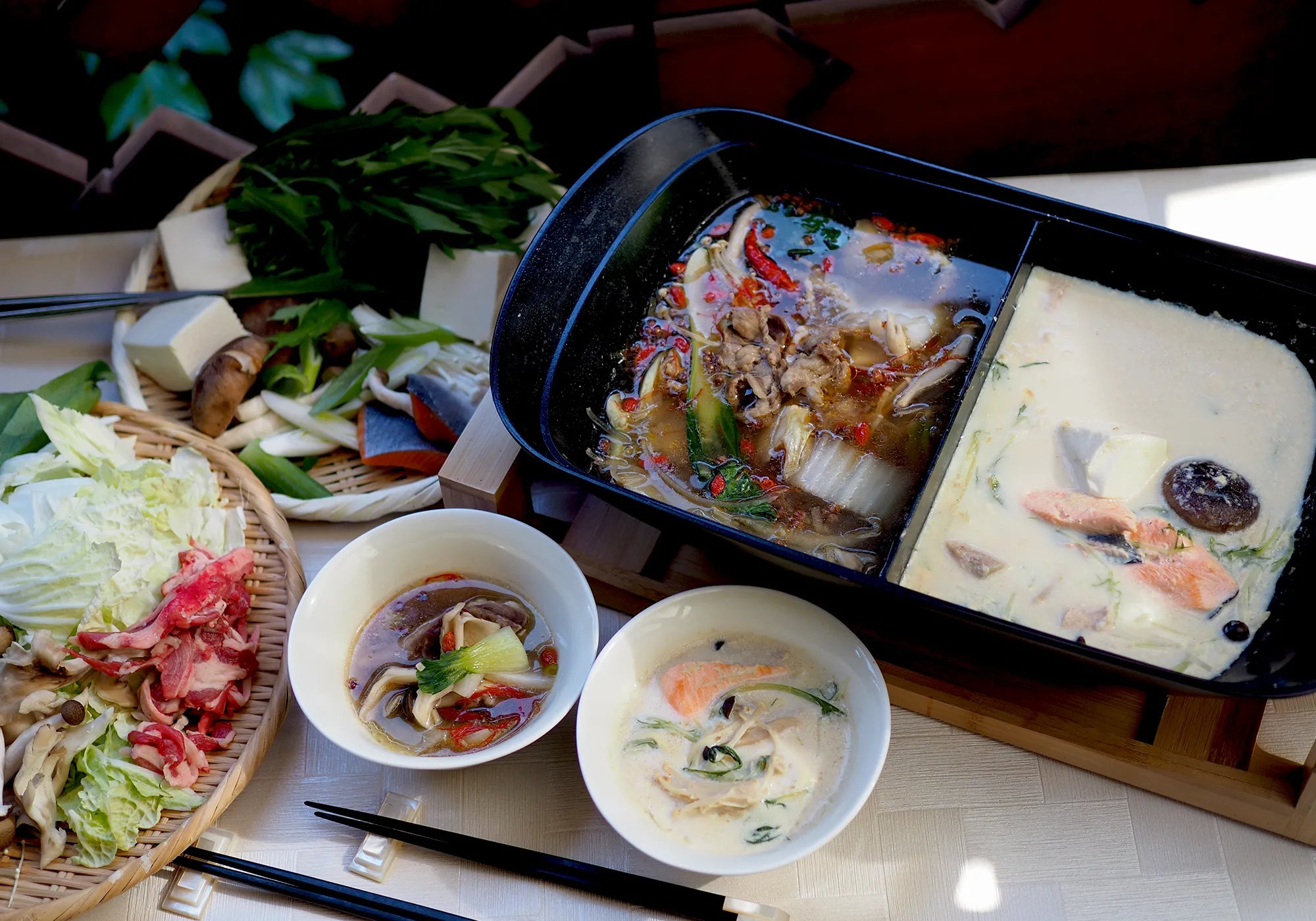 セラミックコーティングの遠赤外線効果が特長のPRINCESS二色鍋セパレートポットです。同時調理可能。2色のお鍋や2種類のお料理を楽しめます。火鍋が人気。