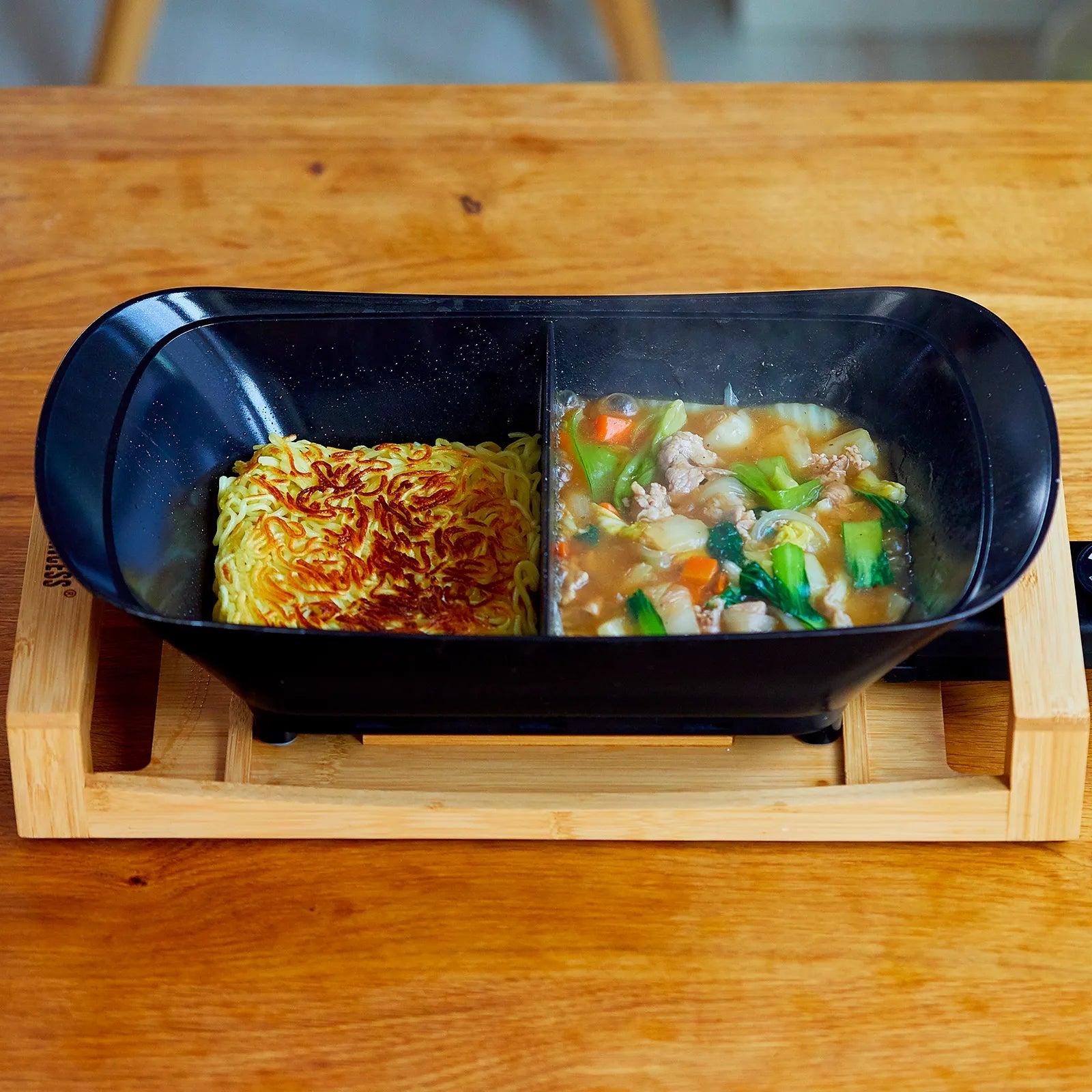 セラミックコーティングの遠赤外線効果が特長のPRINCESS二色鍋セパレートポットです。同時調理可能。2色のお鍋や2種類のお料理を楽しめます。