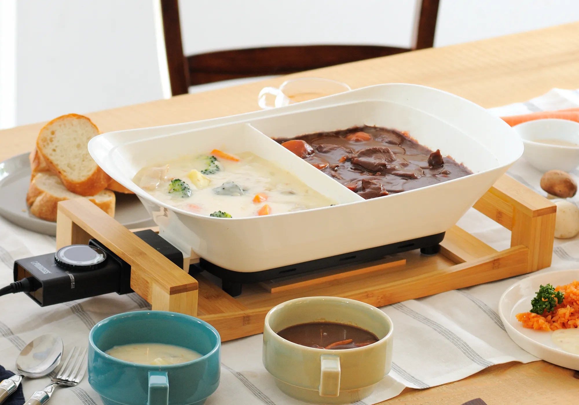 セラミックコーティングの遠赤外線効果が特長のPRINCESS二色鍋セパレートポットです。2色のお鍋や2種類のお料理を楽しめます。同時調理可能。