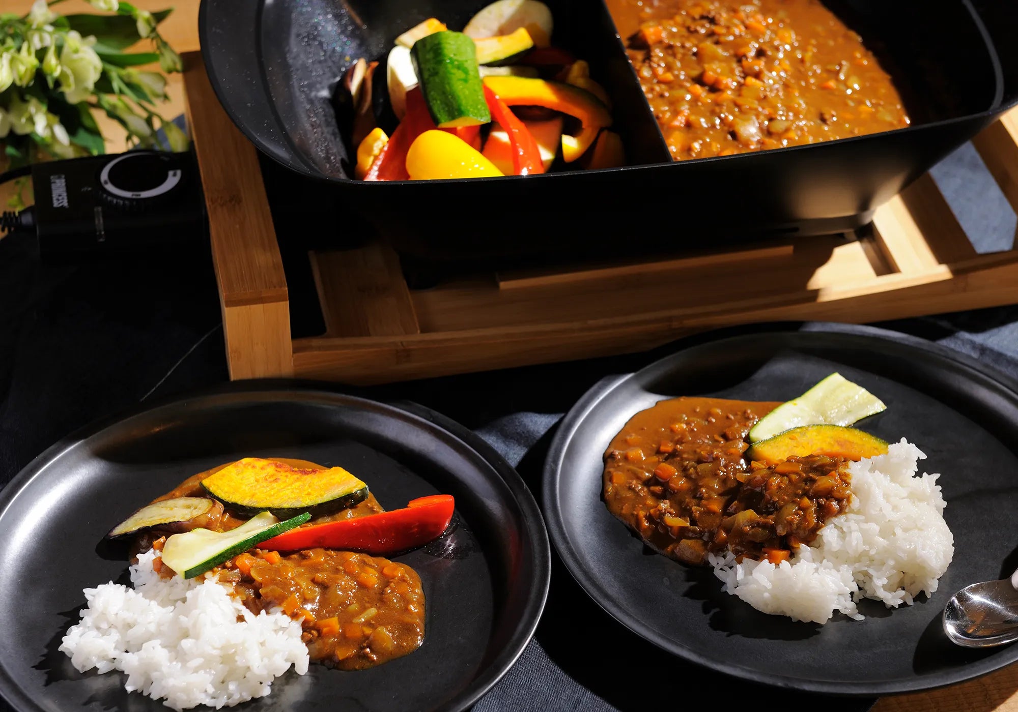 セラミックコーティングの遠赤外線効果が特長のPRINCESS二色鍋セパレートポットです。2色のお鍋や2種類のお料理を楽しめます。辛さを変えたり、使い方は色々。同時調理可能。