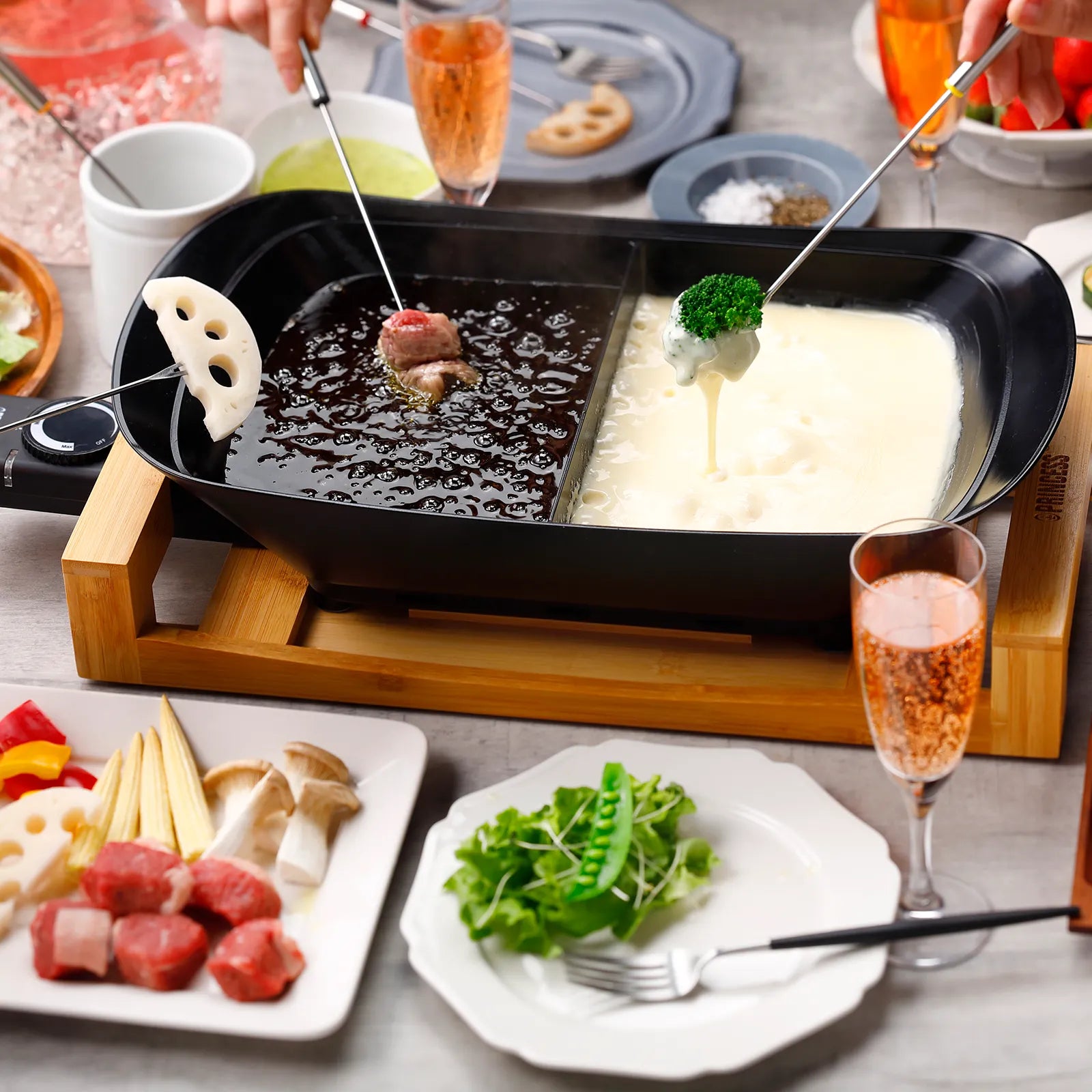 セラミックコーティングの遠赤外線効果が特長のPRINCESS二色鍋セパレートポットです。同時調理可能。2色のお鍋や2種類のお料理を楽しめます。