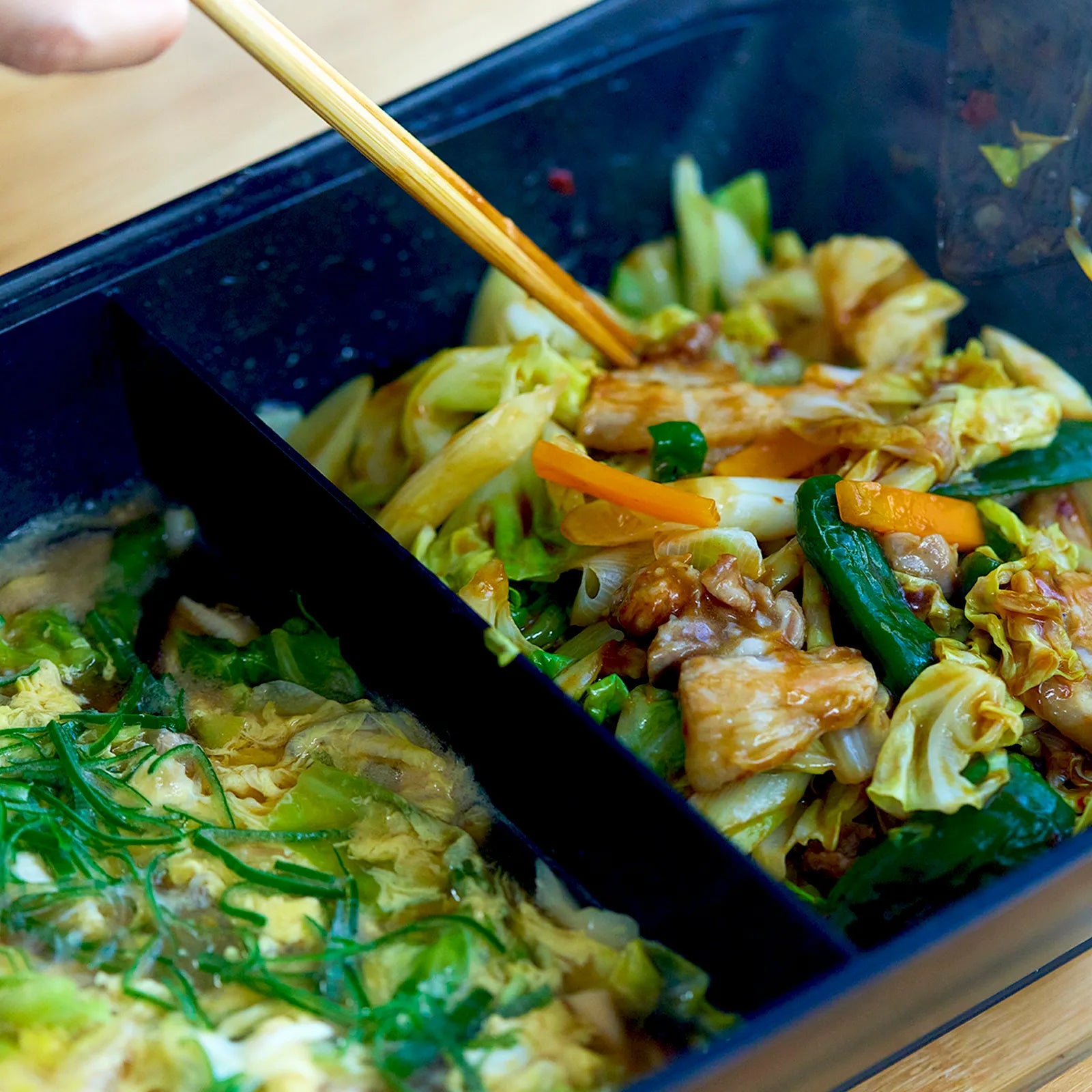 セラミックコーティングの遠赤外線効果が特長のPRINCESS二色鍋セパレートポットです。同時調理可能。2色のお鍋や2種類のお料理を楽しめます。火鍋の2色鍋としても人気。