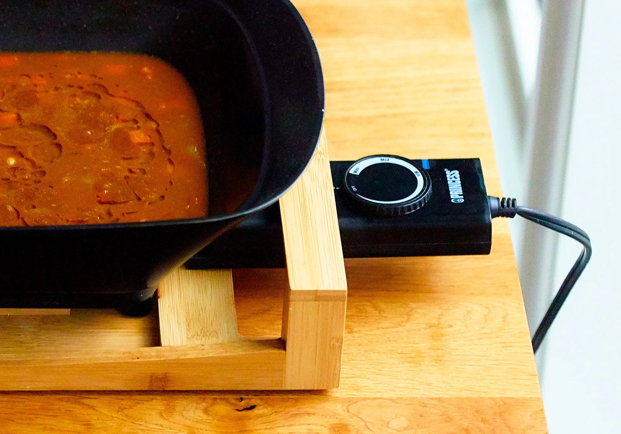 セラミックコーティングの遠赤外線効果が特長のPRINCESS二色鍋セパレートポットです。同時調理可能。2色のお鍋や2種類のお料理を楽しめます。火鍋で大活躍。