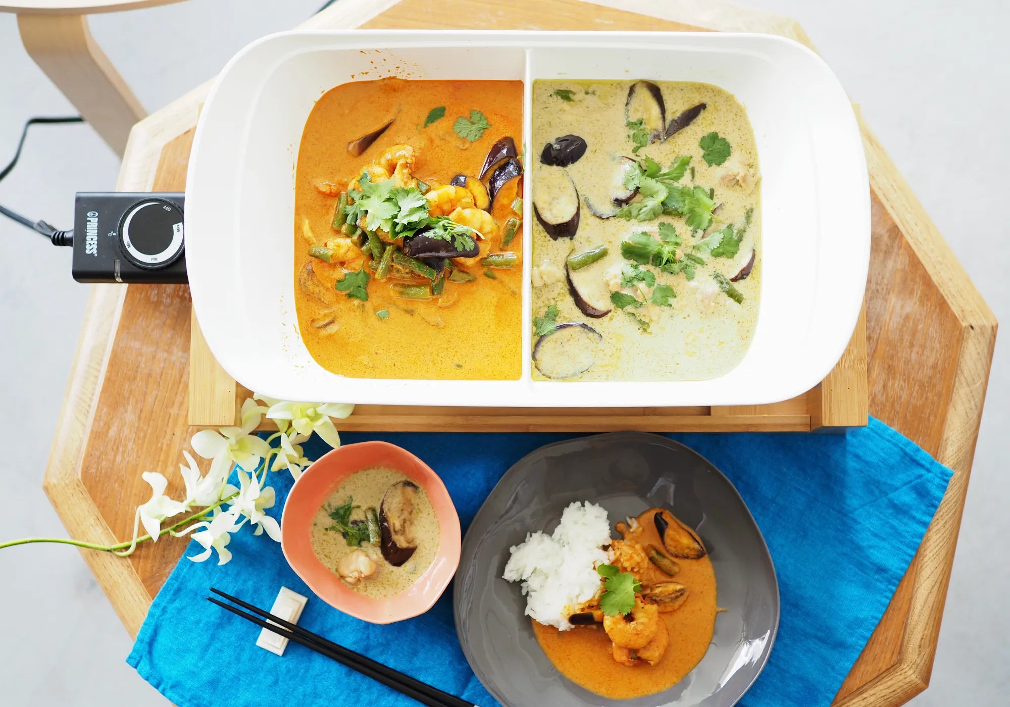 セラミックコーティングの遠赤外線効果が特長のPRINCESS二色鍋セパレートポットです。2色のお鍋や2種類のお料理を楽しめます。同時調理可能。