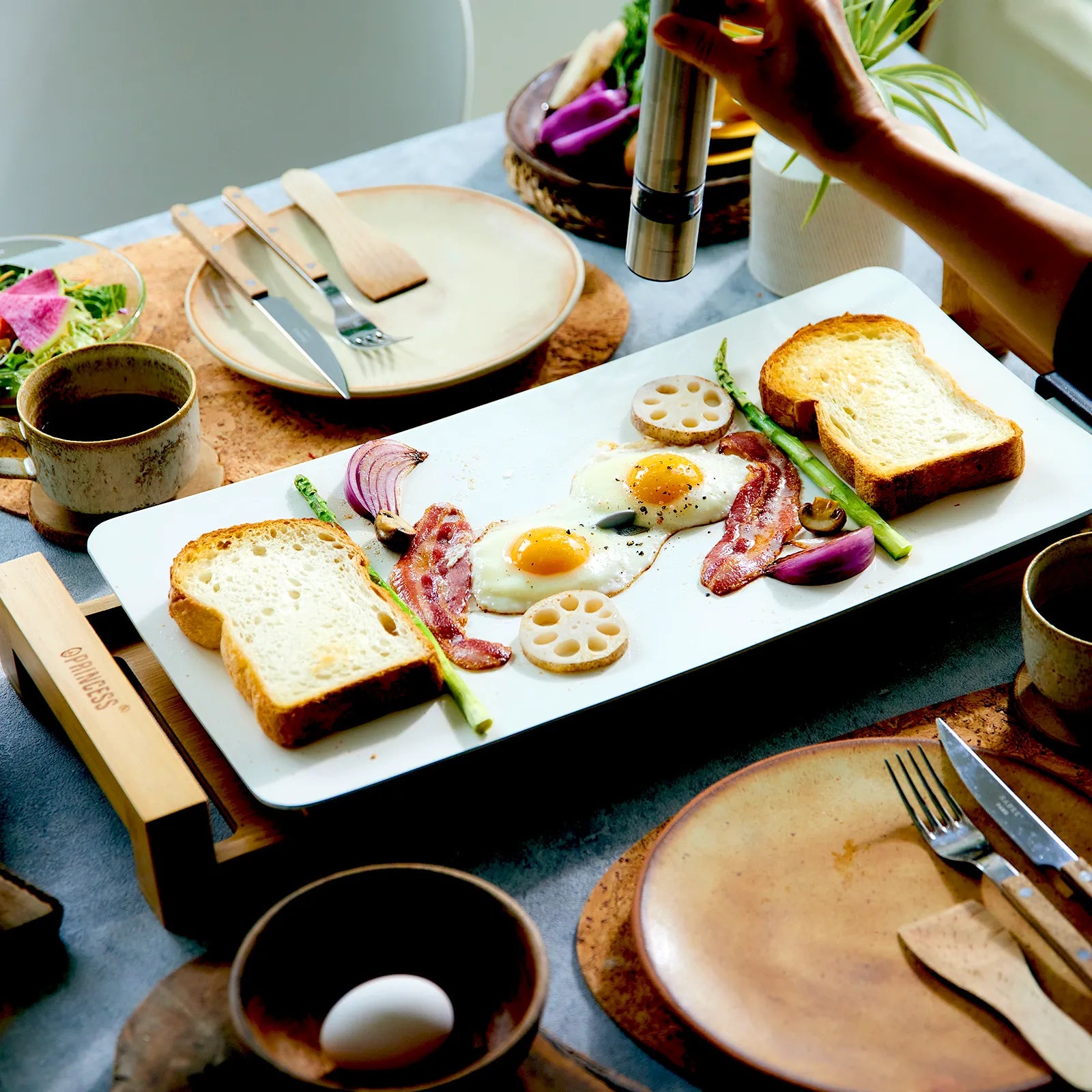 セラミックコーティングの遠赤外線効果で特長。パンもカリッと焼けます。朝食に大活躍。本来の美味しさを引き出す特長のPRINCESSホットプレートTablegrill。オランダ発デザイン家電