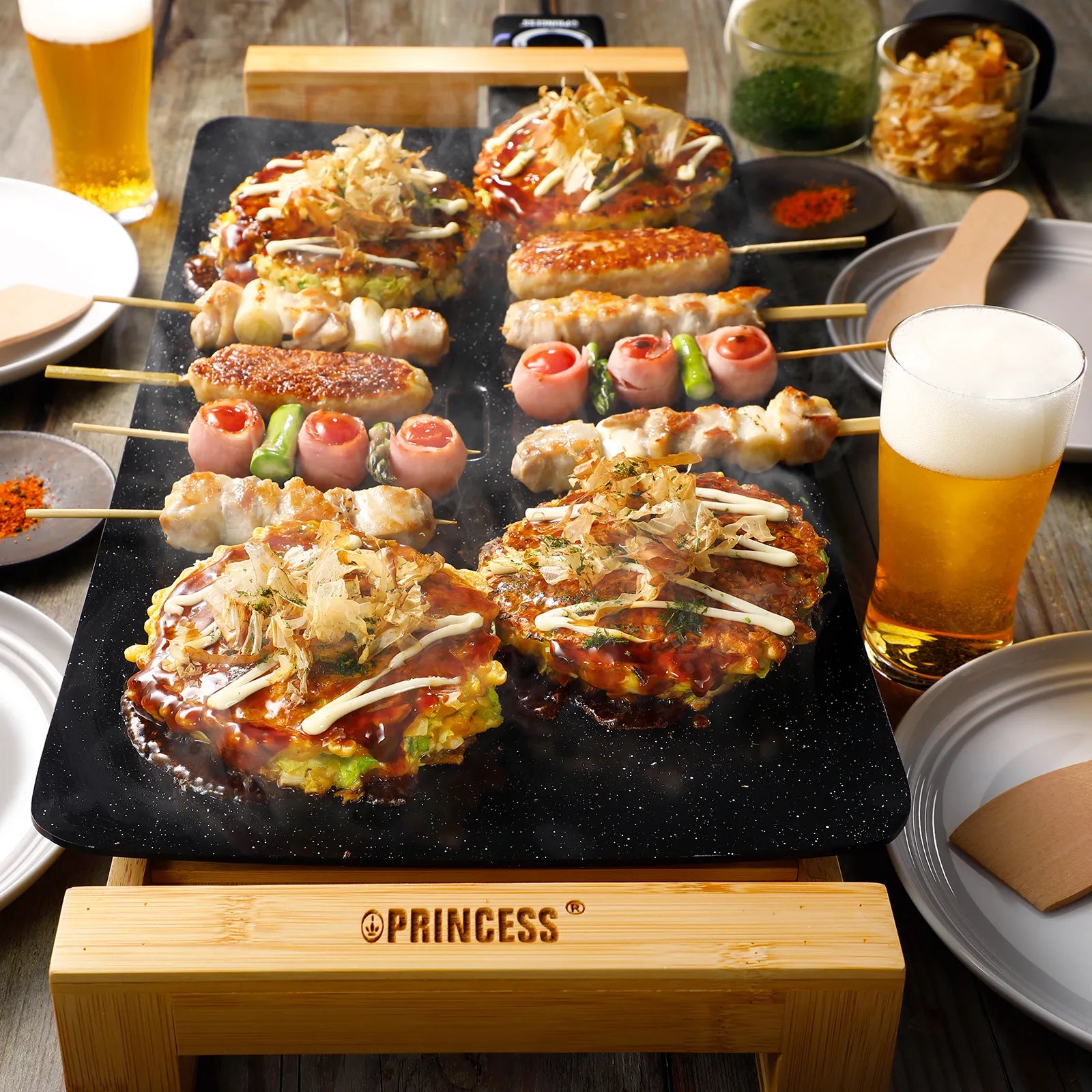 セラミックコーティングの遠赤外線効果で特長。美味しいお好み焼き、焼き鳥なら本来の美味しさを引き出す特長のPRINCESSホットプレートTablegrill