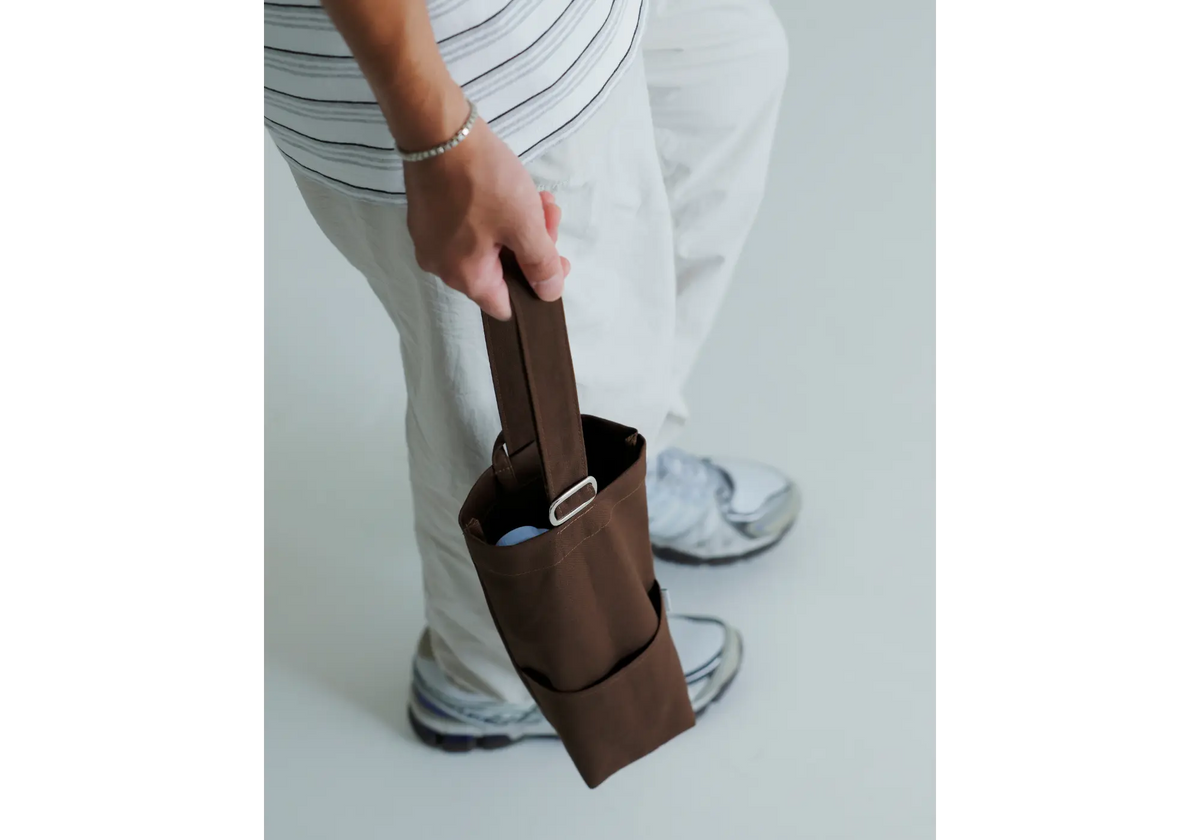 3WAYボトルスリングバッグを手持ちで使用するスタイル。水筒をおしゃれに持ち運び