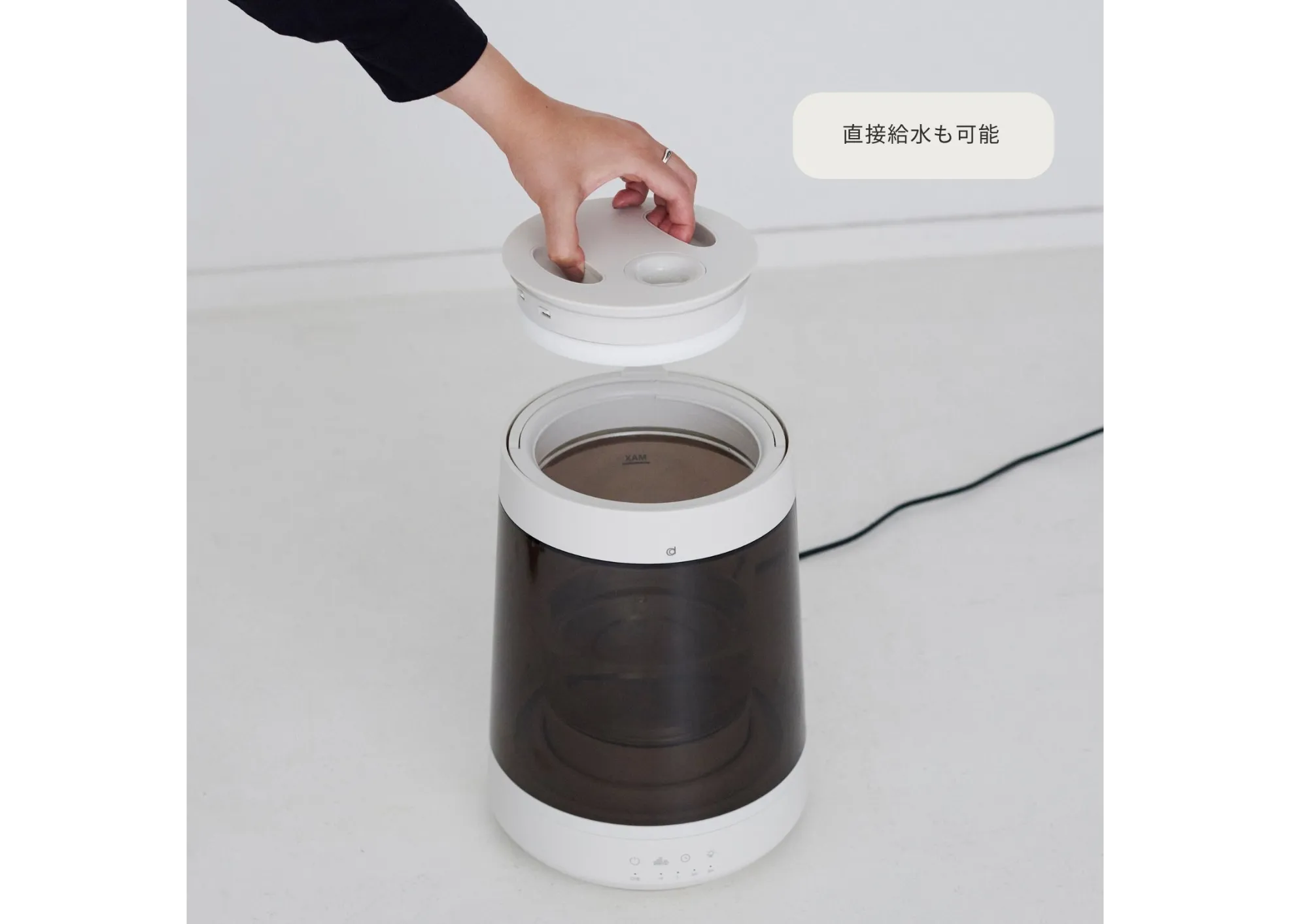 沸騰した水から生まれるピュアなスチームが、空気をやさしく潤します。4段階の照明モードが水の動きと呼応し、空間を穏やかに照らします。癒しと清潔さを両立した、インテリアのように美しいスチーム加湿器です。
・清潔なスチームで、空気を心地よく潤す
沸騰した水から生まれるピュアなスチームが、カビや雑菌の繁殖を防ぎながら、広い空間も快適に加湿します。
・耐久・耐熱ガラスポットで、いつでも清潔にフィルターを使わない構造で、お手入れが簡単。ガラスポットは取り外して丸洗いでき、内部までしっかり洗えて清潔を保てます。