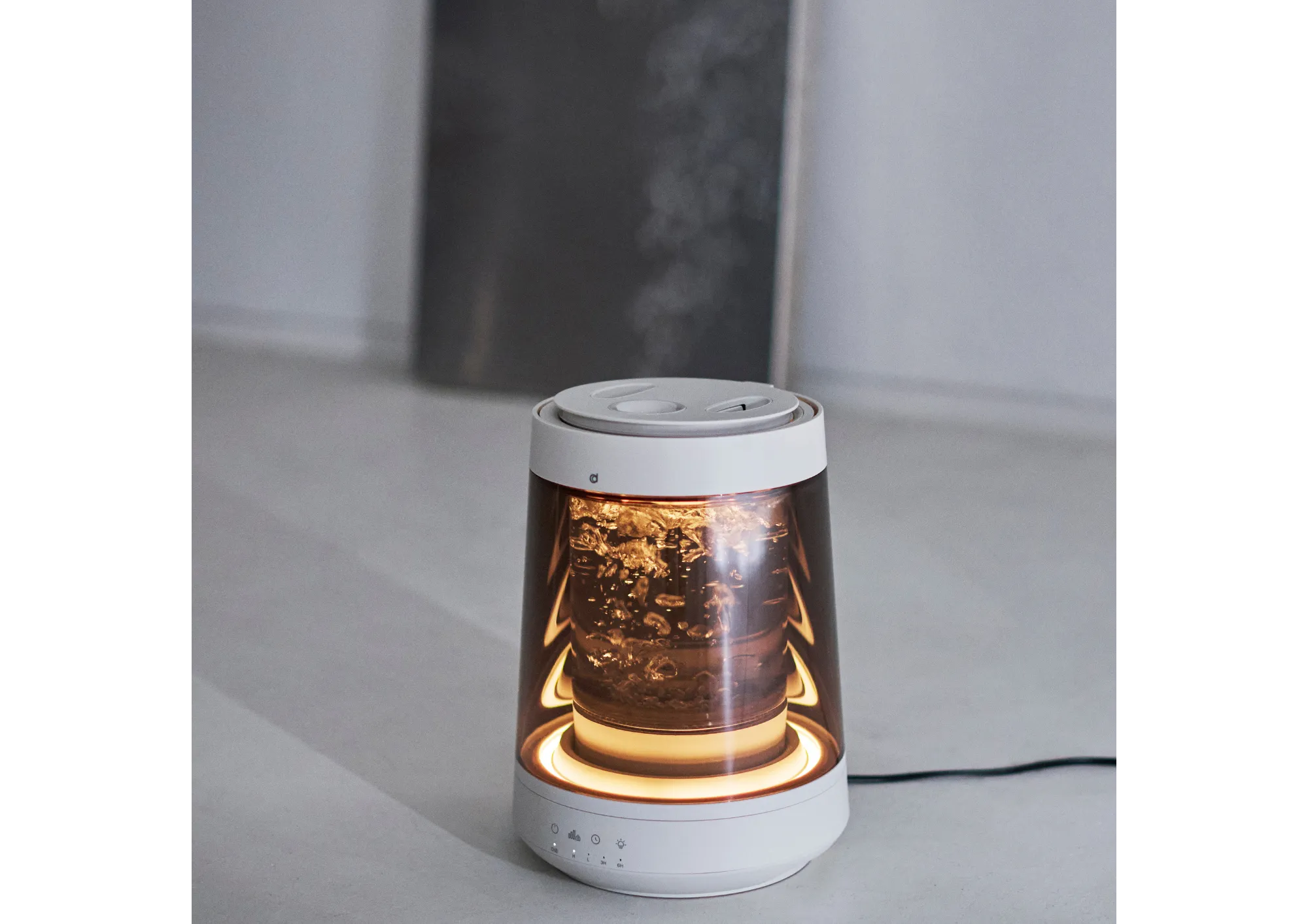 スチーム式加湿器、キャンドルのような灯りでリラックス、沸騰させ加湿なので室温もあったか。衛生的かつデザインがシンプルな加湿器。タンクは取り外し可能で直接給水できるのも魅力
