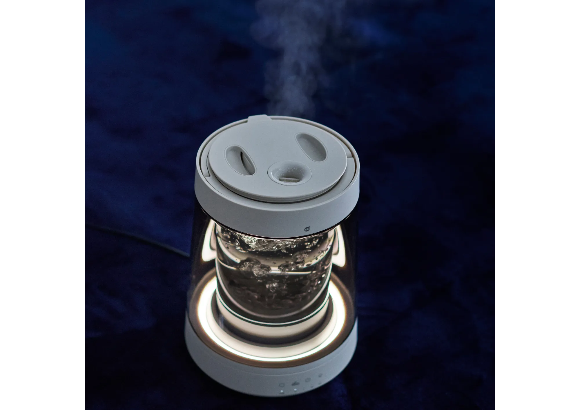 スチーム式加湿器、キャンドルのような灯りでリラックス、沸騰させ加湿なので室温もあったか。衛生的かつデザインがシンプルな加湿器。直接給水できるのも魅力