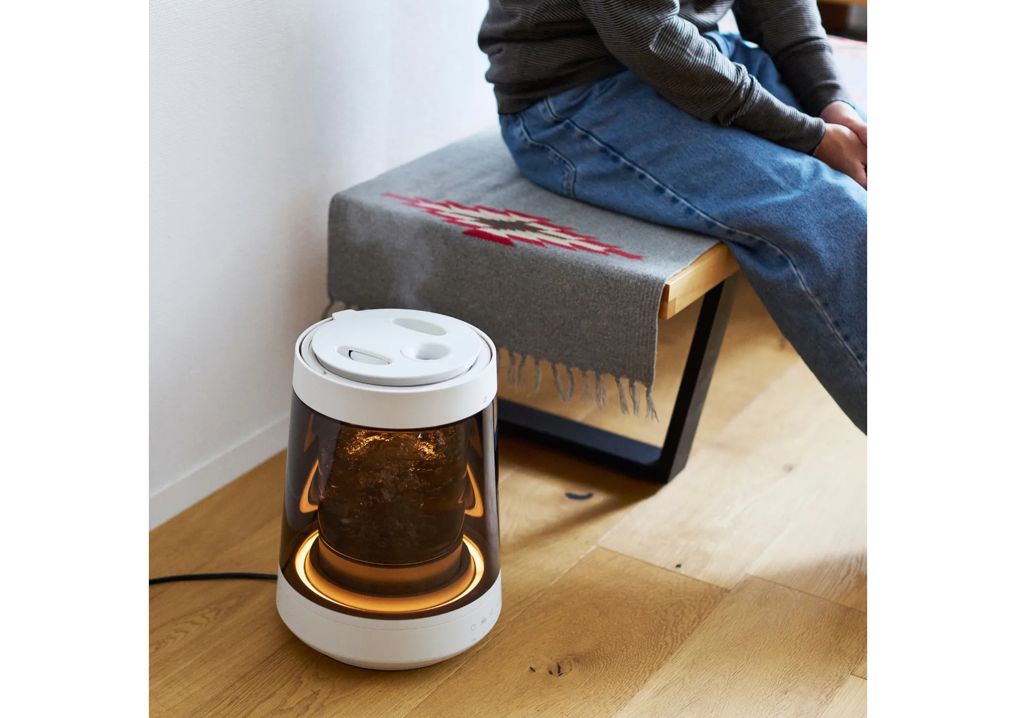 スチーム式加湿器、キャンドルのような灯りでリラックス、沸騰させ加湿なので室温もあったか。雑菌繁殖の心配なく衛生的かつデザインがシンプルな加湿器