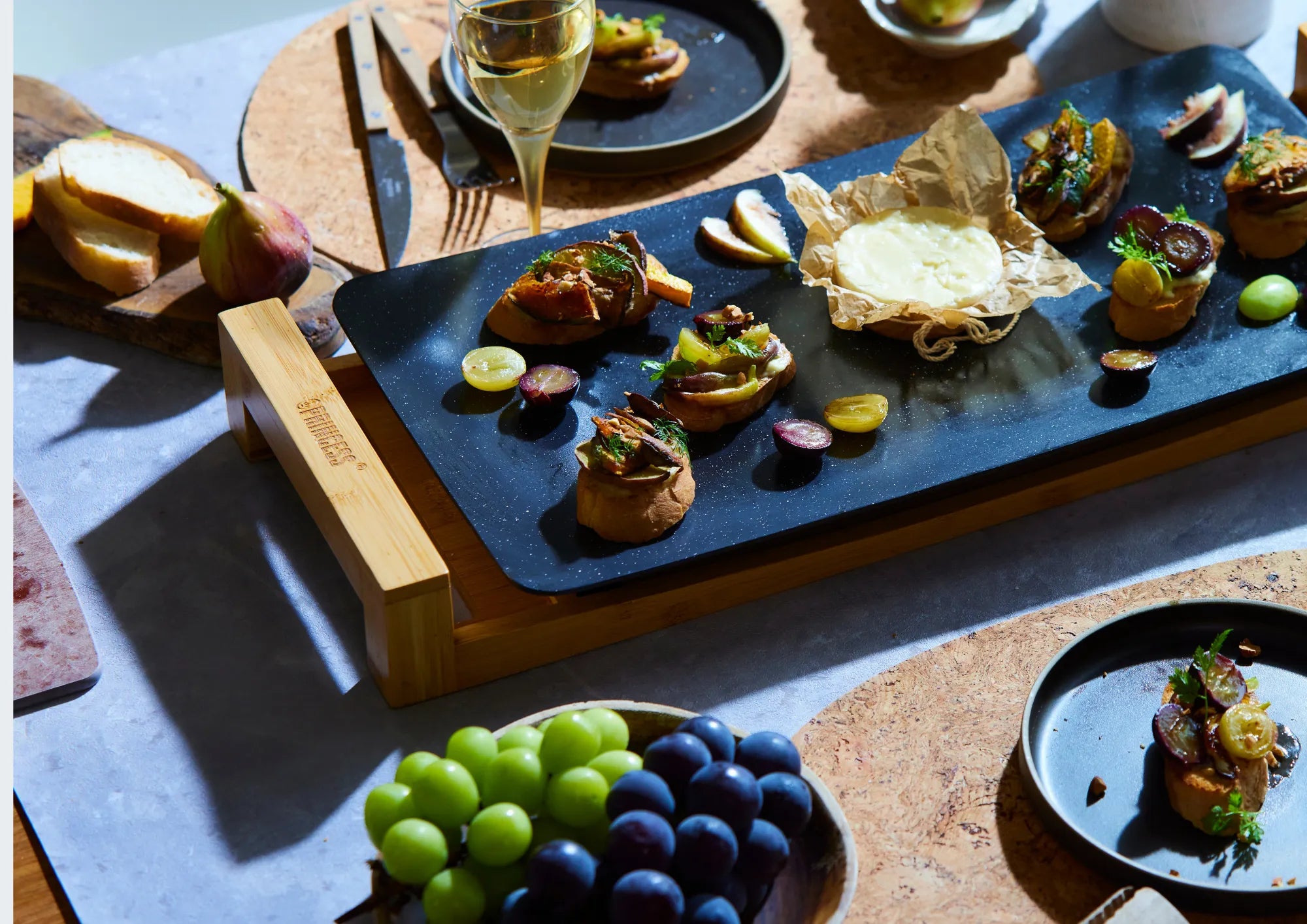 美味しい焼肉とお好み焼きならオランダ発PRINCESSのホットプレートテーブルグリル。本来の美味しさを引き出す遠赤外線効果のホットプレート、ストーンブラック。シックなインテリアにもなじむカラーです。