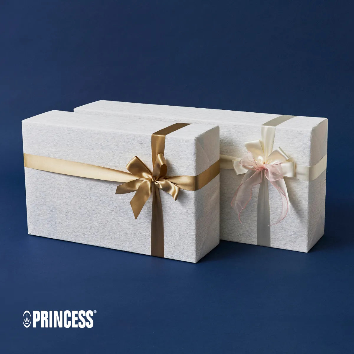 PRINCESSテーブルグリルピュアのギフトラッピング。つつみや工房によりプロがお包みいたします。結婚祝いや新築、引っ越し祝いなどにも高級感のあるラッピングで人気