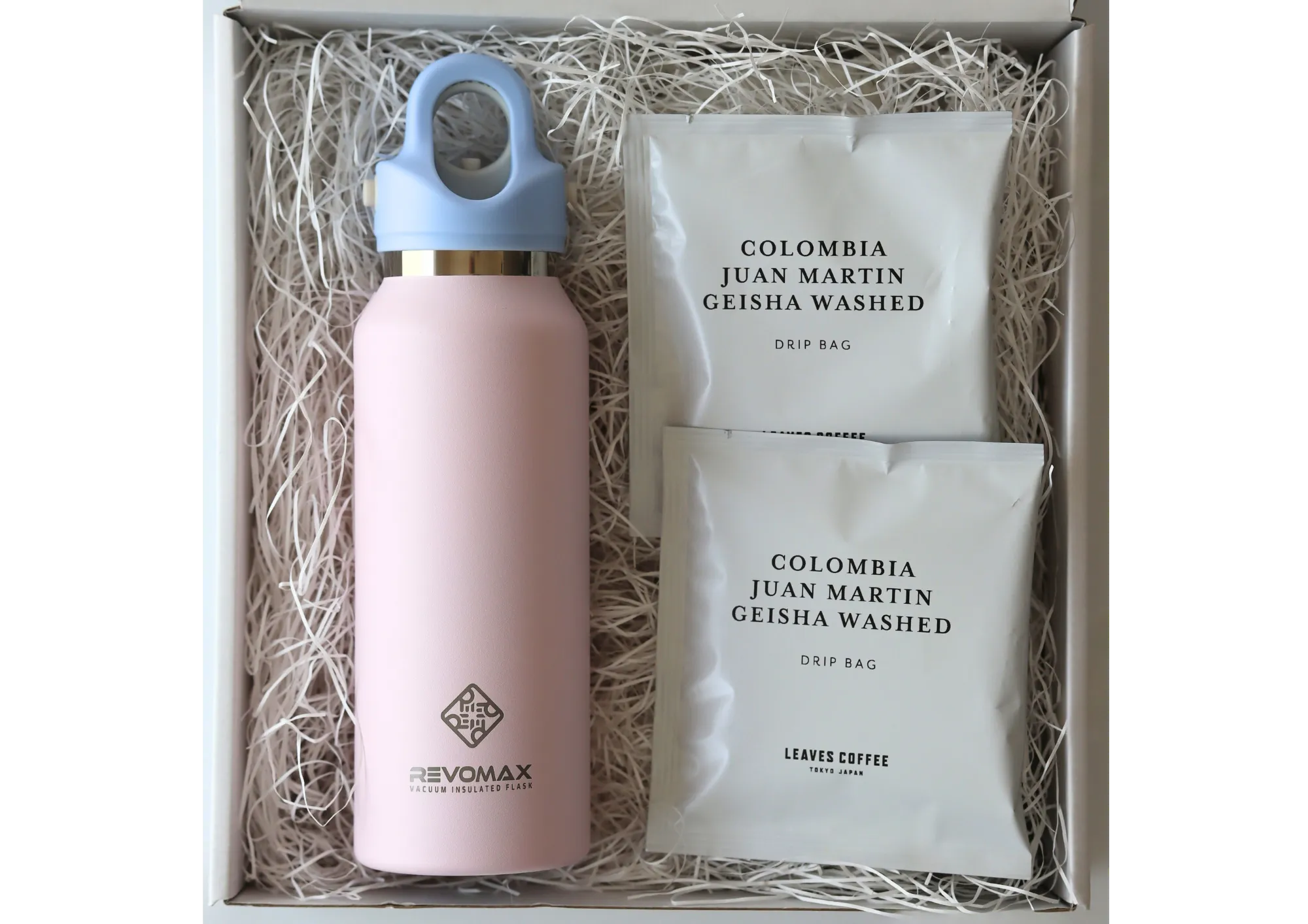 GIFT BOXとともに贈る特別なSET
自分へのご褒美や、大切な方への贈り物に。
「LEAVES COFFEE」のDaily Lineで、贅沢なコーヒータイムを演出。REVOMAXのボトルをセットにすれば、毎日のコーヒータイムがエコで快適に。
