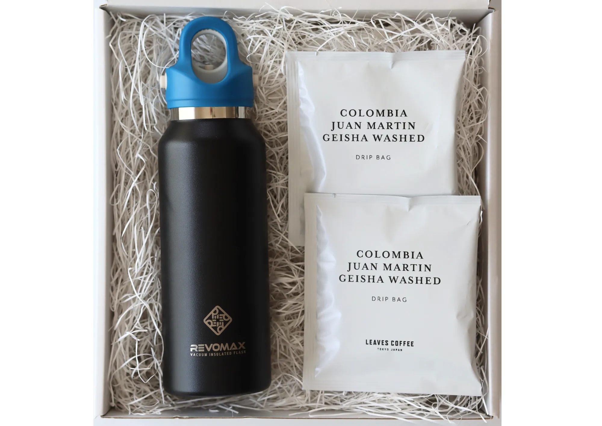 GIFT BOXとともに贈る特別なSET
自分へのご褒美や、大切な方への贈り物に。
「LEAVES COFFEE」のDaily Lineで、贅沢なコーヒータイムを演出。REVOMAXのボトルをセットにすれば、毎日のコーヒータイムがエコで快適に。
