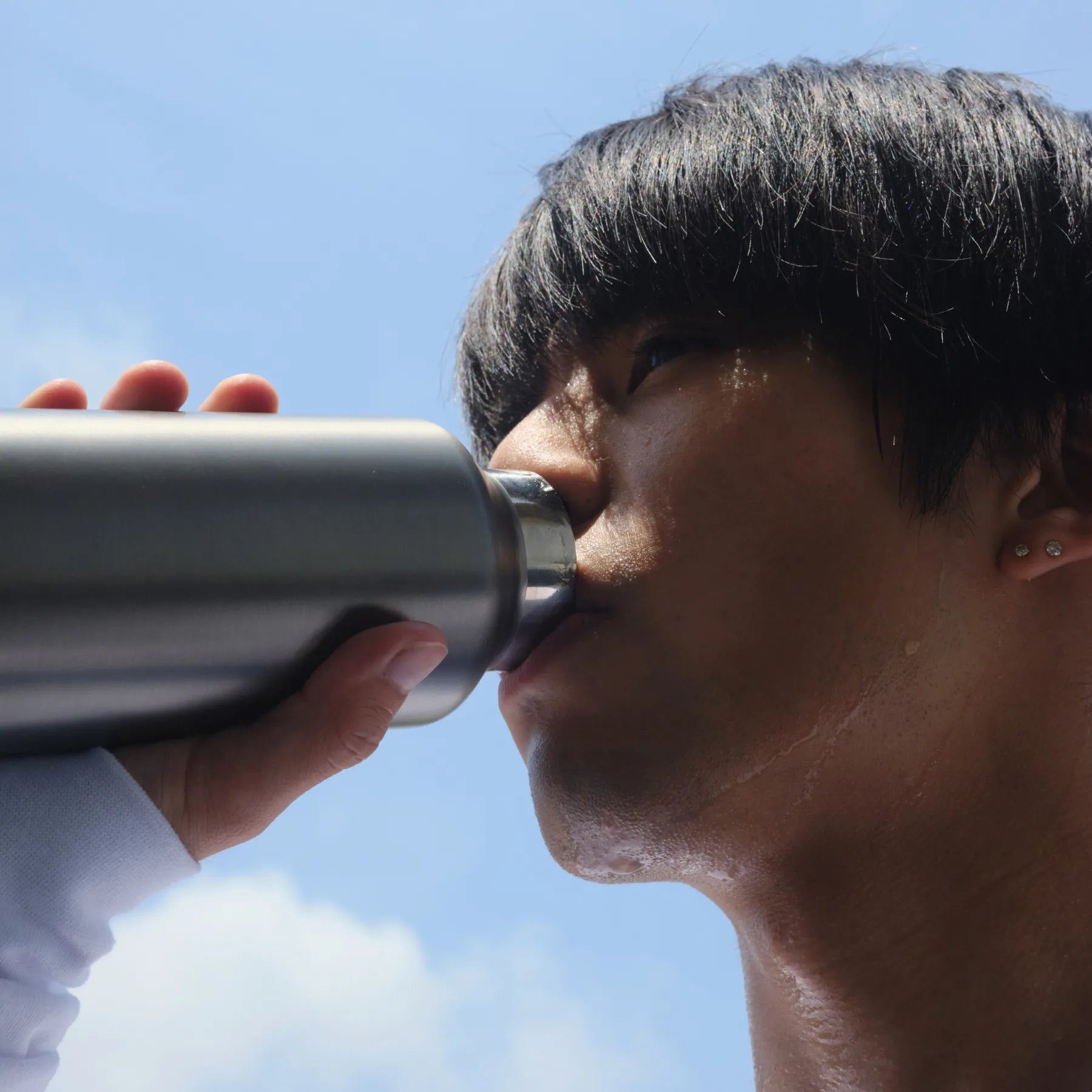 スケートボードの練習の合間にREVOMAX（レボマックス）で水分補給をする根附海龍選手。片手で開閉できる魔法瓶。水筒。炭酸も対応