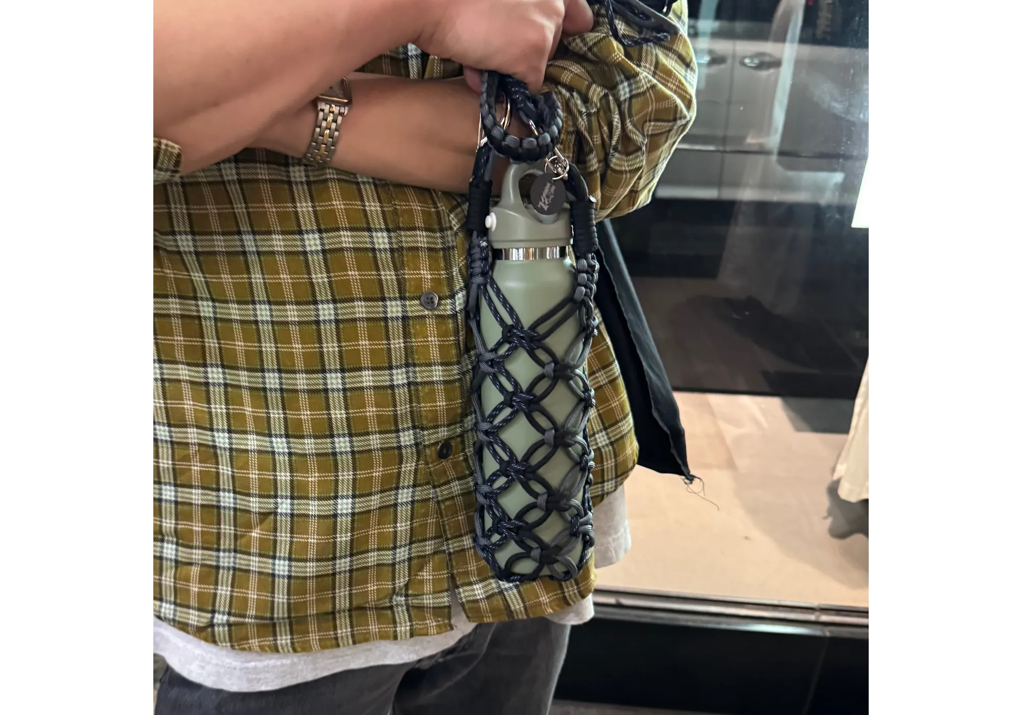 REVOMAX オリジナルボトルホルダー
ピンクのイメージ写真
ぱくちーひとみ姉妹2人で手掛ける
パラコードを使ったハンドクラフトブランド
HEUWN (ヒューン)とのコラボレーション。
