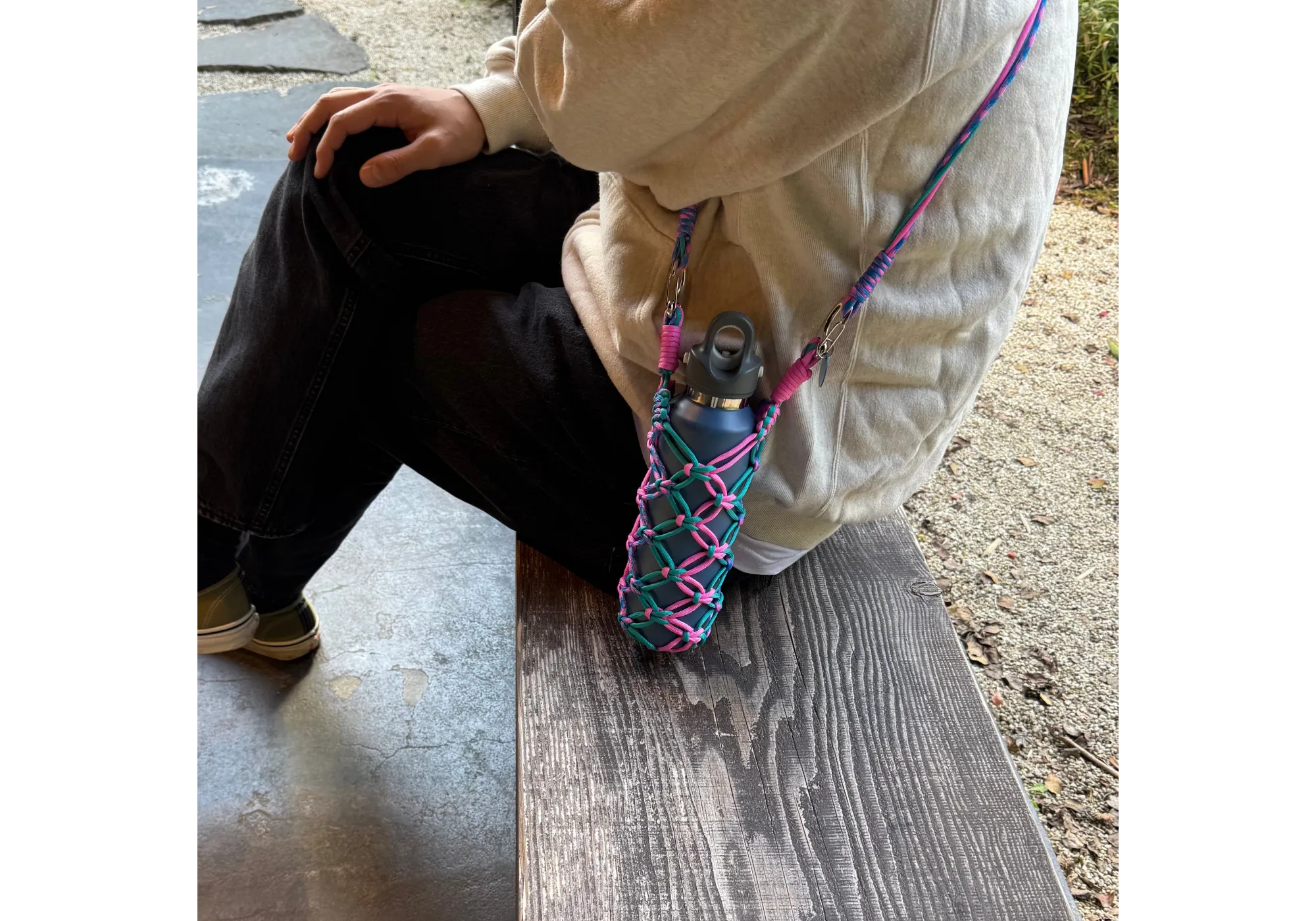 REVOMAX オリジナルボトルホルダー
ピンクのイメージ写真
ぱくちーひとみ姉妹2人で手掛ける
パラコードを使ったハンドクラフトブランド
HEUWN (ヒューン)とのコラボレーション。
